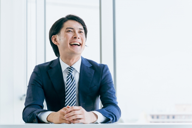 Type: Plain Text
笑って上を見ているスーツ姿の男性